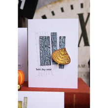 गैलरी व्यूवर में इमेज लोड करें, Sizzix - Thinlits Dies By Tim Holtz - 18/Pkg - Artsy Leaves. Inspired by all things autumnal, in Tim's signature style, these beautiful leaf shapes are perfect to work as the center of your project, or for adorning seasonal makes. Available at Embellish Away located in Bowmanville Ontario Canada. Example by brand ambassador.