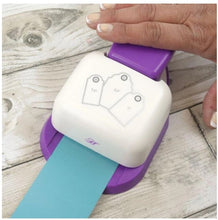 गैलरी व्यूवर में इमेज लोड करें, Hunkydory Crafts - Premier Craft Tools - Fancy Edge Tag Punch. Our Fancy Edge Tag Punch craft tool has been designed to help crafters ensure a professional, clean finish to their project. Able to cut three different sizes of tags; 1.5, 2 and 2.5 inches, Available at Embellish Away located in Bowmanville Ontario Canada.