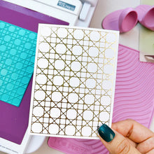 Charger l'image dans la galerie, Catherine Pooler - Hot Foil Plate - Rattan. Add a gorgeous foiled pattern to your next card with the Rattan Hot Foil Plate! This woven cane pattern adds fine detail and can be cut and added to your card for a perfect background focal point. Available at Embellish Away located in Bowmanville Ontario Canada. Example by brand ambassador.
