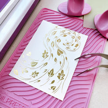 Charger l'image dans la galerie, Catherine Pooler - Hot Foil Plate - Swirling Leaves. Add this gorgeous design of leaves swirling in the fall breeze to your card with a metallic twist! Available at Embellish Away located in Bowmanville Ontario Canada. Example by brand ambassador.
