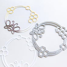Charger l'image dans la galerie, Catherine Pooler - Dies - Honeybee Circle. Available at Embellish Away located in Bowmanville Ontario Canada. Example by Catherine Pooler.
