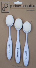 Charger l'image dans la galerie, Prism Studio - Ink Blending Brushes - 3 Pack. Seamless blending of inks and other mediums. Available at Embellish Away located in Bowmanville Ontario Canada.
