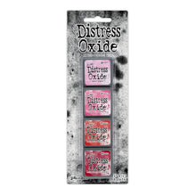 Charger l'image dans la galerie, Ranger - Tim Holtz - Distress Mini Oxide Ink Pads Kit, #1 (4pc). Colours: Spun Sugar, Picked Raspberry, Festive Berries and Lumberjack Plaid. Available at Embellish Away in Bowmanville Ontario Canada.
