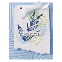 गैलरी व्यूवर में इमेज लोड करें, Spellbinders - 3D Embossing Folder - Modern Botanicals - Lined Corners. Available at Embellish Away in Bowmanville Ontario Canada. Example by brand ambassador.
