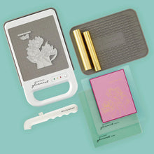 गैलरी व्यूवर में इमेज लोड करें, Spellbinders Glimmer II Hot Foil System. Foil accents to your paper crafting projects with ease! Available at Embellish Away in Bowmanville Ontario Canada.

