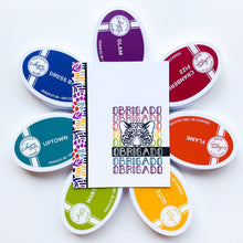 Cargar imagen en el visor de la galería, Catherine Pooler - Die Set - Take a Peek. The Take a Peek Dies coordinate with the Take a Peek Stamp set to create endless possibilities. Use the dies to cut out the giraffe, cheetah, hippo or zebra along with their extras for lots of fun and creativity. Available at Embellish Away located in Bowmanville Ontario Canada. Card example by brand ambassador.
