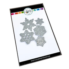 Charger l'image dans la galerie, Catherine Pooler - Dies - Snow Many Flakes. You can never have too many snowflakes. So bring on the Snow Many Flakes Dies! This set of 5 graduated size snowflake dies will give you lots of options to layer on the snow! Available at Embellish Away located in Bowmanville Ontario Canada.
