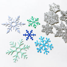 Charger l'image dans la galerie, Catherine Pooler - Dies - Snow Many Flakes. You can never have too many snowflakes. So bring on the Snow Many Flakes Dies! This set of 5 graduated size snowflake dies will give you lots of options to layer on the snow! Available at Embellish Away located in Bowmanville Ontario Canada.
