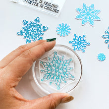 Cargar imagen en el visor de la galería, Catherine Pooler - Stamp &amp; Dies - Scrolling Snowflakes. Available at Embellish Away located in Bowmanville Ontario Canada. Example by Catherine Pooler Designs ambassador.
