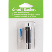 Charger l'image dans la galerie, CRICUT-Explore Deep Cut Housing &amp; Blade. The housing and blade combine for precise cutting of thick materials such as poster board, heavy cardstock and specialty papers! Depress plunger to remove blade. For use with the Cricut Explore machines only (sold separately). This package contains one 2-1/4 inch deep cut housing and one 1-1/8 inch blade. Imported. Available at Embellish Away located in Bowmanville Ontario Canada.
