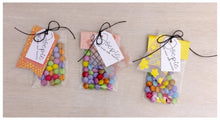 Charger l'image dans la galerie, Studio Light - Karin Joan Crafting Bags - Missees Collection - 20pcs - nr.01. This set of 20 clear crafting bags comes with 4 different sizes. Use these clear bags with sequins to create easy shaker elements for your card and journal projects! Simply fill the clear bag with sequins (or the embellishments of your choice), seal, then use them with your die cuts, dies or more. Available at Embellish Away located in Bowmanville Ontario Canada. Candy bag example
