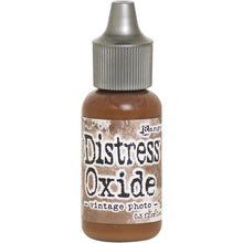 Charger l'image dans la galerie, Tim Holtz-Ranger Distress Oxides Reinkers. This water-reactive dye and pigment ink fusion creates an oxidized effect when sprayed with water. Use to re-ink Distress Oxide Ink Pads (sold separately). Available at Embellish Away located in Bowmanville Ontario Canada. Vintage Photo
