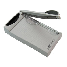 Charger l'image dans la galerie, Tim Holtz - Guillotine Mini Trimmer 6.25". The Tim Holtz 6.25 inch / 16cm Mini Trimmer has many features not found in similar products. This product is portable and lightweight. It is perfect for trimming photographs and creating card fronts. Available at Embellish Away located in Bowmanville Ontario Canada.
