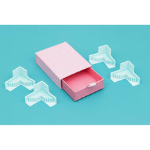 Cargar imagen en el visor de la galería, We R Memory - Corner Guides - 4/Pkg. Great for boxes, book covers, dioramas, and more! Holds corners tightly while adhesive sets. Works with 3mm, 2mm, 1.5mm, and 1mm wide chipboard. Imported. Available at Embellish Away located in Bowmanville Ontario Canada.

